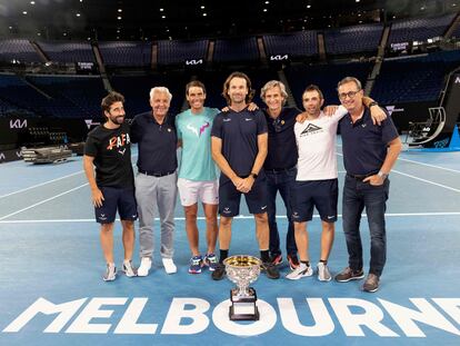 Rafael Nadal posaba el domingo con su equipo y el trofeo del Open de Australia.