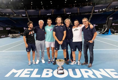 Rafael Nadal posaba el domingo con su equipo y el trofeo del Open de Australia.