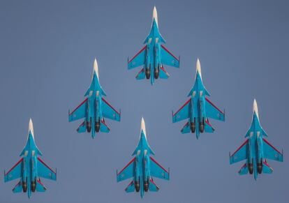 Aviones de 'Russian Knights' de Rusia actúan durante la exhibición de vuelo en el Dubai Airshow 2021.