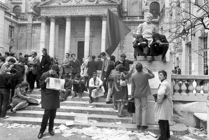 En la imagen, 14 de mayo de 1968, ya en plena crisis de las aulas, los estudiantes ocupan el gran patio de la Universidad de La Sorbona junto a la estatua de Pasteur.