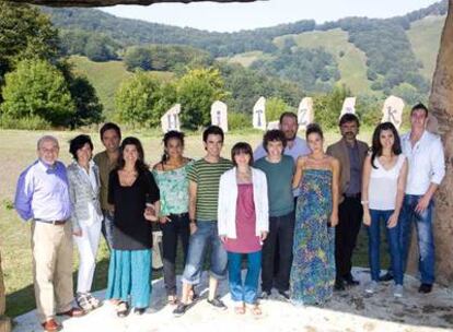 Parte del equipo de <i>Goenkale</i> posaba ayer en el parque de esculturas de Leitza.