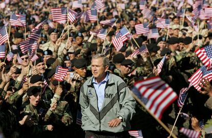 George W. Bush aclamado por las tropas militares estadounidenses, tras agradecerles su servicio y sacrifio en la guerra de Irak, en abril de 2005.