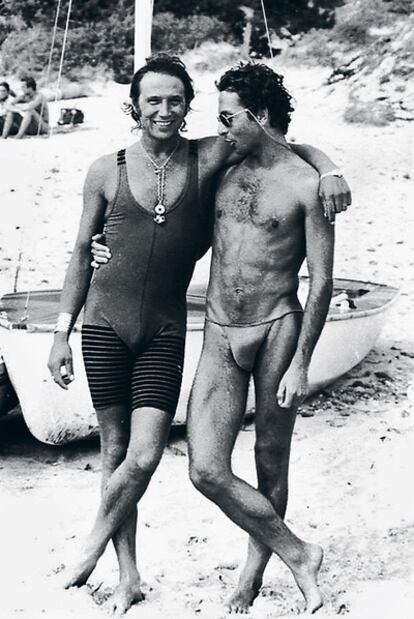 Carlos Martorell, con tanga, en la playa de Las Salinas junto a Giorgio, personaje de la 'fauna' ibicenca de los setenta