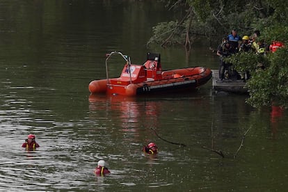 Efectivos del Cuerpo de Bomberos, agentes de la Policía Municipal y de Emergencias 112, el domingo durante las labores de búsqueda del joven desaparecido en el río Pisuerga.