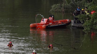 Efectivos del Cuerpo de Bomberos, agentes de la Policía Municipal y de Emergencias 112, el domingo durante las labores de búsqueda del joven desaparecido en el río Pisuerga.