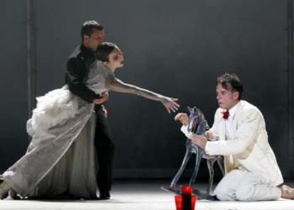 Claudia Faci, Daniel Doña y Florencio Campo, en los papeles de La luna, La sombra de la luna y Federico, en <i>Romancero gitano</i> durante un ensayo.