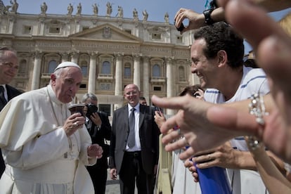 El Papa pren mate al final de la seva audiència setmanal al Vaticà.