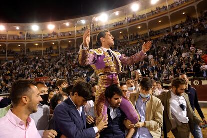 Ginés Marín, a hombros, tras cortar las dos orejas del sexto toro de la tarde.