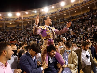 Ginés Marín, a hombros, tras cortar las dos orejas del sexto toro de la tarde.