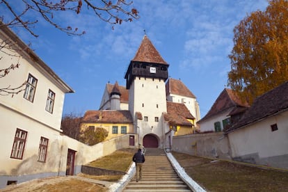 En la región de Transilvania, al norte de Sibiu, se encuentra la localidad termal de Bazna, una aldea creada por sajones en el siglo XIII que sigue manteniendo lazos con el mundo de sus fundadores aunque su población haya ido perdiendo influencia germánica. El viajero puede visitar sus centros termales, conocer su iglesia protestante del XIV, con campanas góticas, y después pararse en su imponente iglesia fortificada (en la foto), de estilo gótico, con elementos románicos y murallas que datan de los siglos XV y XVI, y que originalmente se elevaban hasta los ocho metros (actualmente están rebajadas). El parque de Bazna exhibe un obelisco conmemorativo que honra a los rumanos caídos en la Segunda Guerra Mundial.