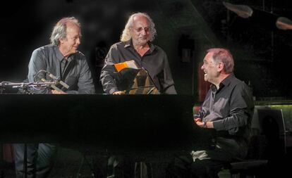 Joan Manuel Serrat, junto a Josep Mas 'Kitflus' y Ricard Miralles.