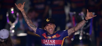 Alves festeja el doblete en el Camp Nou.