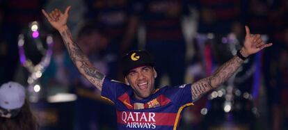 Alves festeja el doblete en el Camp Nou.