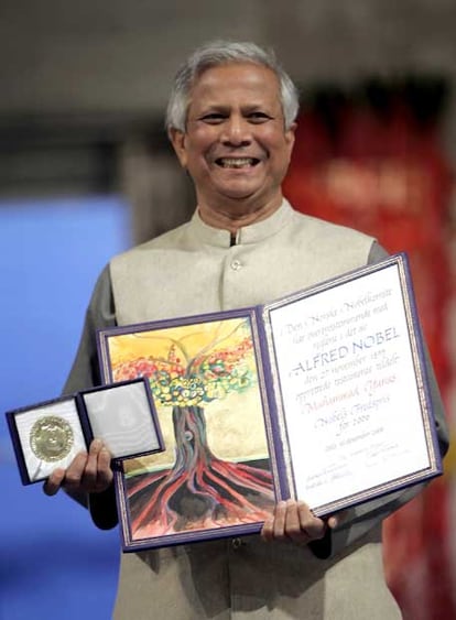 Yunus ha recibido el remio <i>ex aequo</i> con el Banco Grameen, institución que él mismo fundó para ayudar a los más necesitados y fue pionero en el impulso del concepto de los microcréditos, pequeñas cantidades concedidas a personas sin acceso a medios de financiación.