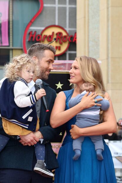 Ryan Reynolds y Blake Lively intentaron mantener la privacidad de su hija James. Ambos cuidaron mucho de que ninguna foto de su primera hija fuera filtrada tras su nacimiento en diciembre de 2014, pero según contó el mismo actor un amigo cercano lo traicionó. </p> <br> <p> “Un tipo al que conozco de toda la vida, uno de los amigos más cercanos que he tenido durante mi juventud, intentó vender las fotos de mi bebé. Puede detenerlo a tiempo y confrontarlo. Pero pasé por un momento agrio”, confesó a la revista 'GQ'. </p> <br> <p> El actor contó además que esta persona fue su amigo durante 25 años y que pensó que podía hacer dinero fácil. “Cuando me enteré fue como la muerte. Fue algo devastador. Le dije: 'Nunca más te veré o hablaré”.