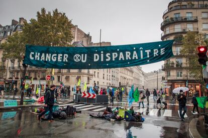 Protesta de activistas de Extinction Rebellion en París contra la inacción frente al cambio climático.