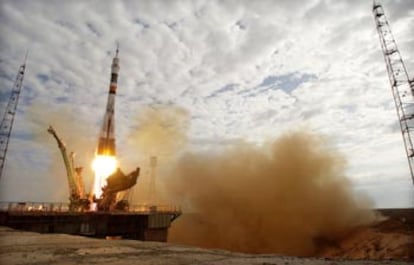 La nave <i>Soyuz TMA-2</i> despega del cosmódromo de Baikonur.