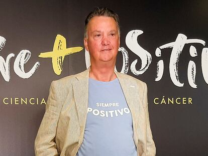 MADRID, 19/06/2024.-El entrenador neerlandés Louis Van Gaal, que recientemente superó un cáncer de próstata, es el protagonista de la campaña 'Siempre + positivo', que a través de la venta de camisetas con su famoso lema espera recaudar dinero para la investigación del Centro Nacional de Investigaciones Oncológicas. EFE/ David Ramiro
