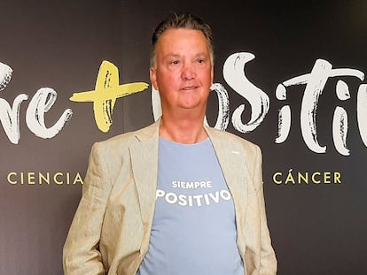 MADRID, 19/06/2024.-El entrenador neerlandés Louis Van Gaal, que recientemente superó un cáncer de próstata, es el protagonista de la campaña 'Siempre + positivo', que a través de la venta de camisetas con su famoso lema espera recaudar dinero para la investigación del Centro Nacional de Investigaciones Oncológicas. EFE/ David Ramiro