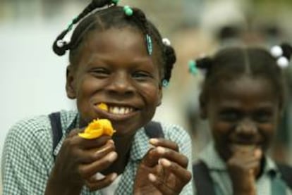 Una niña come mango en el sector de Cite Soleil en Puerto Príncipe (Haití). EFE/Archivo