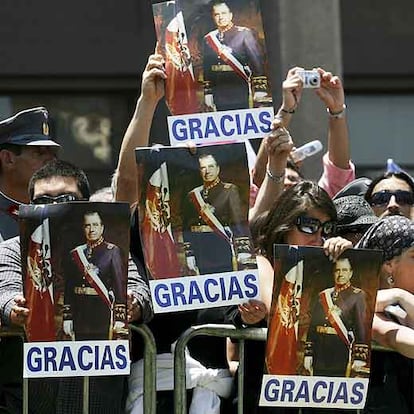 Seguidores de Augusto Pinochet, en su funeral ayer en la Escuela Militar de Santiago.