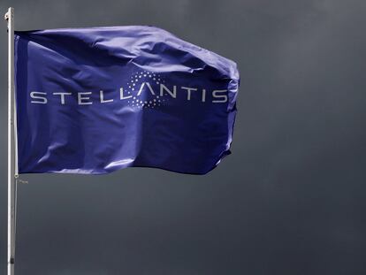 Una bandera con el logo de Stellantis.