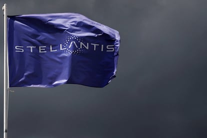 Una bandera con el logo de Stellantis.