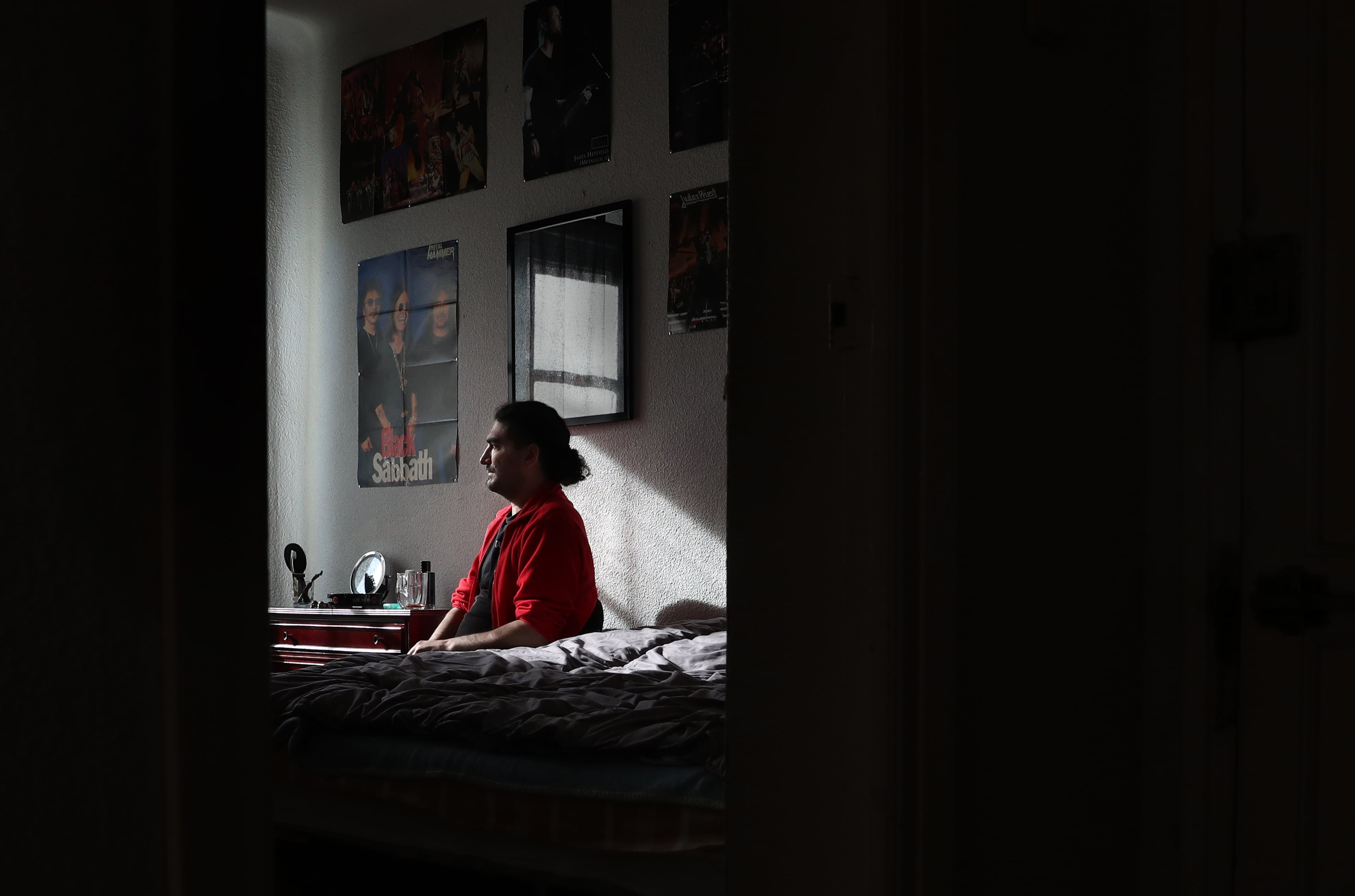 Arbi en la habitación de la vivienda que compartía con su familia en Madrid.