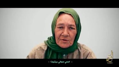 Captura de un vídeo, difundido por los yihadistas como prueba de vida, que muestra a la ciudadana franco-suiza Sophie Pétronin durante su cautiverio.