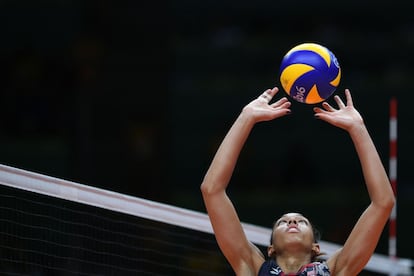 La jugadora Alisha Glass de Estados Unidos saca la pelota durante un partido de voleibol frente al equipo de Países Bajos.