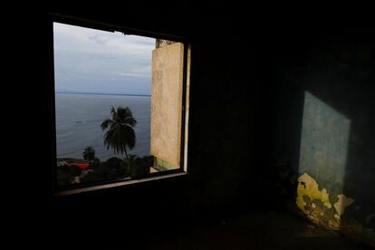 Vista del océano Atlántico desde la ventana de una habitación del antiguo Hotel Ducor en Monrovia, Liberia. El hotel Ducor fue en su día el más prominente de África. Construido en el punto más elevado de Monrovia por el israelí Moshe Mayer en 1960, cerró sus puertas 29 años después tras haber sido el primer establecimiento hotelero de 5 estrellas en el continente. Frecuentado por políticos, diplomáticos y empresarios de toda África y extranjero, fue un ejemplo de los años prósperos que vivió en aquella época la África occidental. Sus instalaciones acogieron numerosas reuniones entre líderes africanos y numerosas anécdotas envuelven su historia, como una del dictador ugandés Idi Amin, de quien se dice que se zambulló en su piscina con pistola incluida. El Ducor fue usado tamibén como posicionamiento de tiro por los compatientes del ex presidente liberiano Charles Taylor durante el sitio de Monrovia por las fuerzas rebeldes en 2003. Desde entonces, una espesa vegetación rodea cada uno de los rincones de este edificio desértico de estilo art déco.