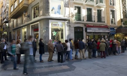 Colas para comprar en la administración de loterias Doña Manolita (Madrid).