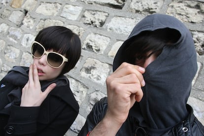 Ese ha sido un caso de éxito a la hora de lavar la imagen de un grupo, pero, en el del canadiense Crystal Castles, los resultados han sido bastante diferentes. El dúo de 'tecnopunk', uno de los más excitantes de este siglo, lo conformaban Ethan Kath y la cantante Alice Glass. Esta abandonó el grupo en 2014, tras grabar tres álbumes, y acusó a Kath de haber abusado repetidamente de ella, sexual, física y mentalmente, durante su estancia en la banda. También pidió a los fans de Crystal Castles que dejaran de seguir al grupo, que el miembro restante había reflotado con otra cantante, Edith Frances. Ni ellos ni Glass en solitario han vuelto a gozar del éxito que tuvieron antes.