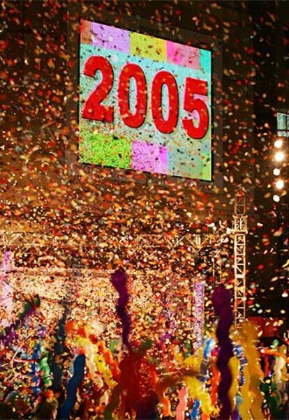 Cientos de habitantes de la ex colonia británica de Hong Kong celebran la llegada de 2005 ante una gran pantalla en la que un reloj ha dado paso al nuevo año. Sin embargo, este año la fiesta se ha visto ensombrecida por la tragedia del sureste asiático. Más de 150 habitantes de la ciudad china continúan desaparecidos.