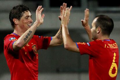 Fernando Torres e Iniesta celebran el primer gol de España.