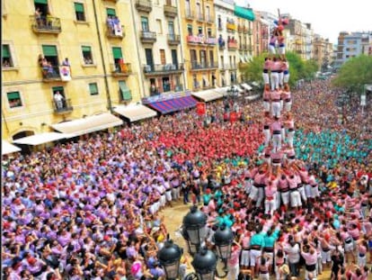 Los Xiquets de Tarragona en el momento de coronar un 4 de 9 amb folre.