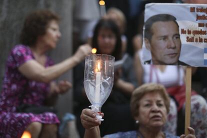 Los manifestantes sostienen velas durante una vigilia en conmemoración del primer aniversario de la muerte del fiscal Alberto Nisman en Buenos Aires.