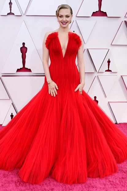 Amanda Seyfried, nominada a mejor actriz principal por Mank. Cumpliendo la petición de la Academia de dar glamour a la alfombra roja, la intérprete acudió con un llamativo vestido de tul de Armani Privé.