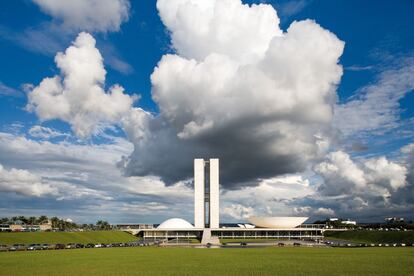 La plaza de los Tres Poderes (1958-1960), en Brasilia, proyectada por Lúcio Costa y Oscar Niemeyer.