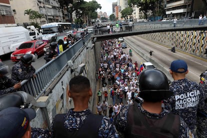 Miles de adversarios del Gobierno se han movilizado hacia la plaza Juan Pablo II de la capital venezolana, donde se ha montado una tarima en la que dirigentes opositores han pronunciado discursos.