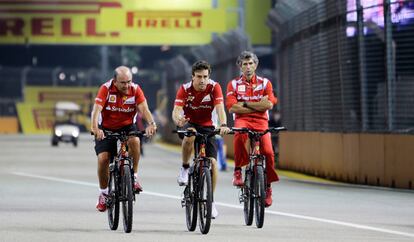 Paseo en bicicleta por el circuito de Singapur de Emilio Botín y Fernando Alonso