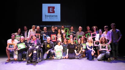 Foto de familia de los galardonados en los Premios Escenarios de Sevilla. 