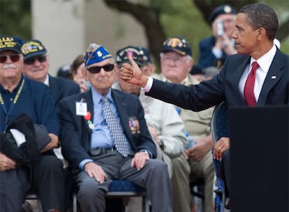 Barack Obama saluda a los veteranos reunidos ayer en el cementerio de Colleville-sur-Mer, durante la conmemoración del 65º aniversario del desembarco de Normandía.