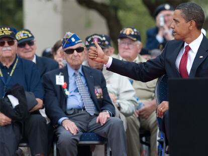 Barack Obama saluda a los veteranos reunidos ayer en el cementerio de Colleville-sur-Mer, durante la conmemoración del 65º aniversario del desembarco de Normandía.