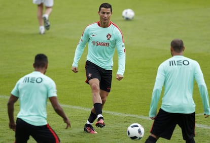 Cristiano Ronaldo entrena con la selección de Portugal antes de la semifinal ante Gales.