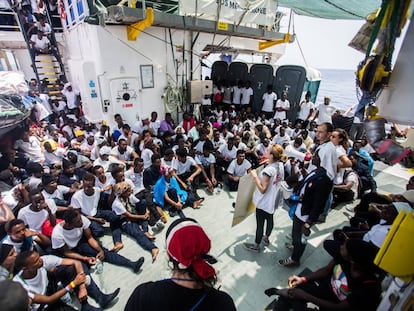 Miembros de ONG explican este lunes la situación a los inmigrantes a bordo del 'Aquarius'.