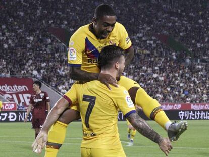 Malcom festeja con Carles Pérez uno de sus goles.