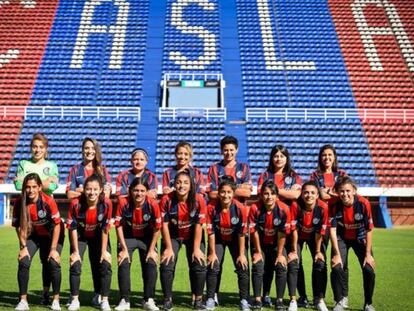 El equipo de fútbol femenino de San Lorenzo, presentado este viernes.