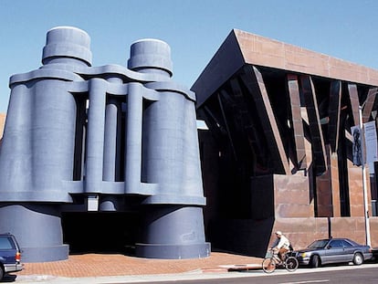 La sede de Google en Los Ángeles, un edificio nada corriente de Frank Gehry, el autor del Guggenheim de Bilbao, pensado originalmente para albergar la sede de la agencia de publicidad de su amigo Jay Chiat. |