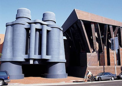 La sede de Google en Los Ángeles, un edificio nada corriente de Frank Gehry, el autor del Guggenheim de Bilbao, pensado originalmente para albergar la sede de la agencia de publicidad de su amigo Jay Chiat. |